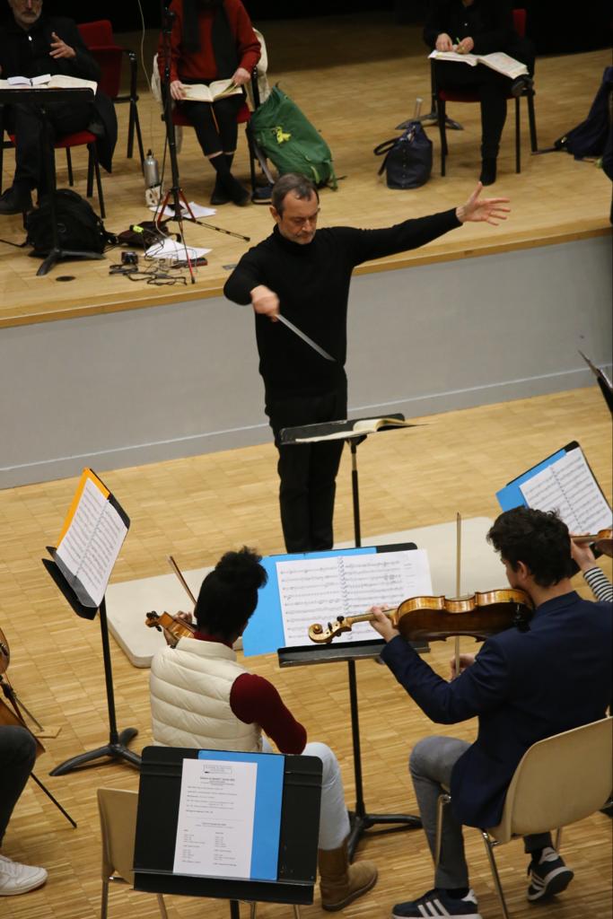 DriverServiceFr's tweet image. #LeSaviezVous, notre fondateur, Vincent Cardo, ne fait pas que mener nos chauffeurs à la baguette... Il est aussi chef d'orchestre, engagé dans des symphonies à travers le monde.

Executive Driver Services est fière d'être mécène de la @philharmonie. 🎻 🎺 🥁