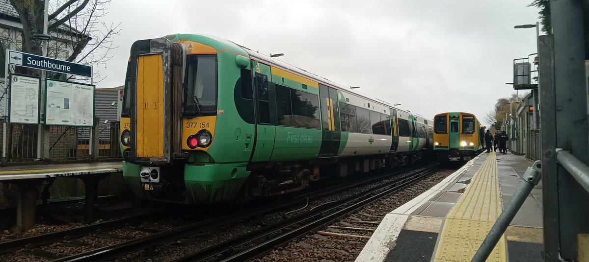 NotYOLOSmh's tweet image. Last pics for today 

An old meets new!
313206 meets 377154

#Class313 #Class377 @SouthernRailUK