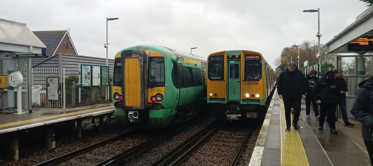 NotYOLOSmh's tweet image. Last pics for today 

An old meets new!
313206 meets 377154

#Class313 #Class377 @SouthernRailUK