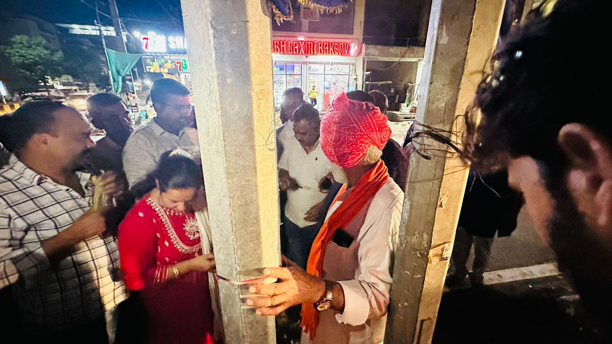 Phoolsmeena's tweet photo. एफ़सीआई गोदाम के पास व  सेक्टर 4 के चोराया पर  नगर निगम द्वारा लगाई हाई मास्क लाइट के शुभारंभ के अवसर पर।

#udaipur #RoadLight @BJP4Rajasthan https://t.co/SHla4VgPHa