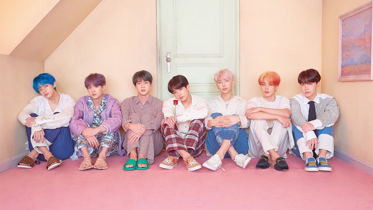 updatecultura's tweet photo. Há 4 anos, BTS lançava “Map Of The Soul: Persona”.

Tendo as psicanálises de Carl Jung como conceito, o aclamado álbum trouxe o hit “Boy With Luv (feat. Halsey)” que sozinho já soma mais de 2 BILHÕES de streams. https://t.co/BrsYx3h0Jb
