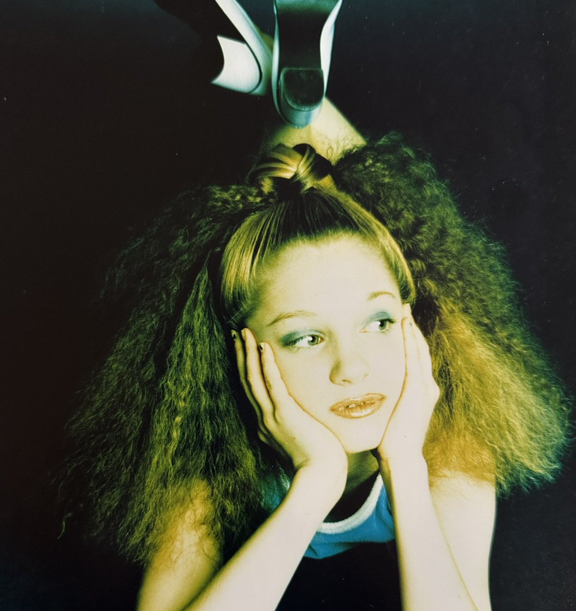 “FLING” The first Single from SWANBLACKSWAN Drops May 5th. Pre Save April 28th 🤍🔪