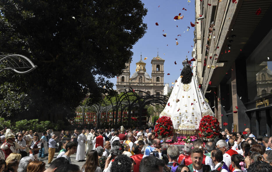 ¡Día grande en la ciudad de #Murcia con la celebración del #BandoDeLaHuerta2023! En relación a las temperaturas, menos mal que la fiesta está siendo hoy, cuando la máxima ha sido de 26ºC. Mañana se estiman 34ºC entre las 15 y las 16 horas. Imágenes: Juanchi López (<a href="/murciaplaza_/">Murcia Plaza</a>).
