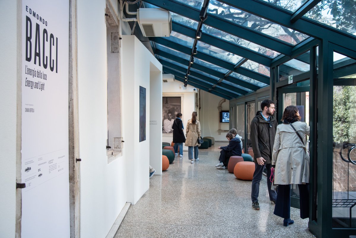 GuggenheimPGC's tweet photo. #BacciRoomTour – THE ENTRANCE 💥Pronti, partenza, via 🚀 Inizia oggi il nostro viaggio negli universi cosmici di Edmondo Bacci:

#EdmondoBacci
#PeggyGuggenheimCollection https://t.co/P15sXNlAQf