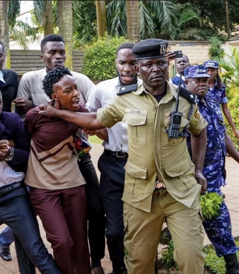 SerubiriErnest's tweet photo. Police violence has never been an option in a free and fair society.@PoliceUg brutality is a true threat to peace and stability #JournalismIsNotACrime @PoliceUg @GovUganda @pwatchug @AnitahAmong https://t.co/mErYSosezF