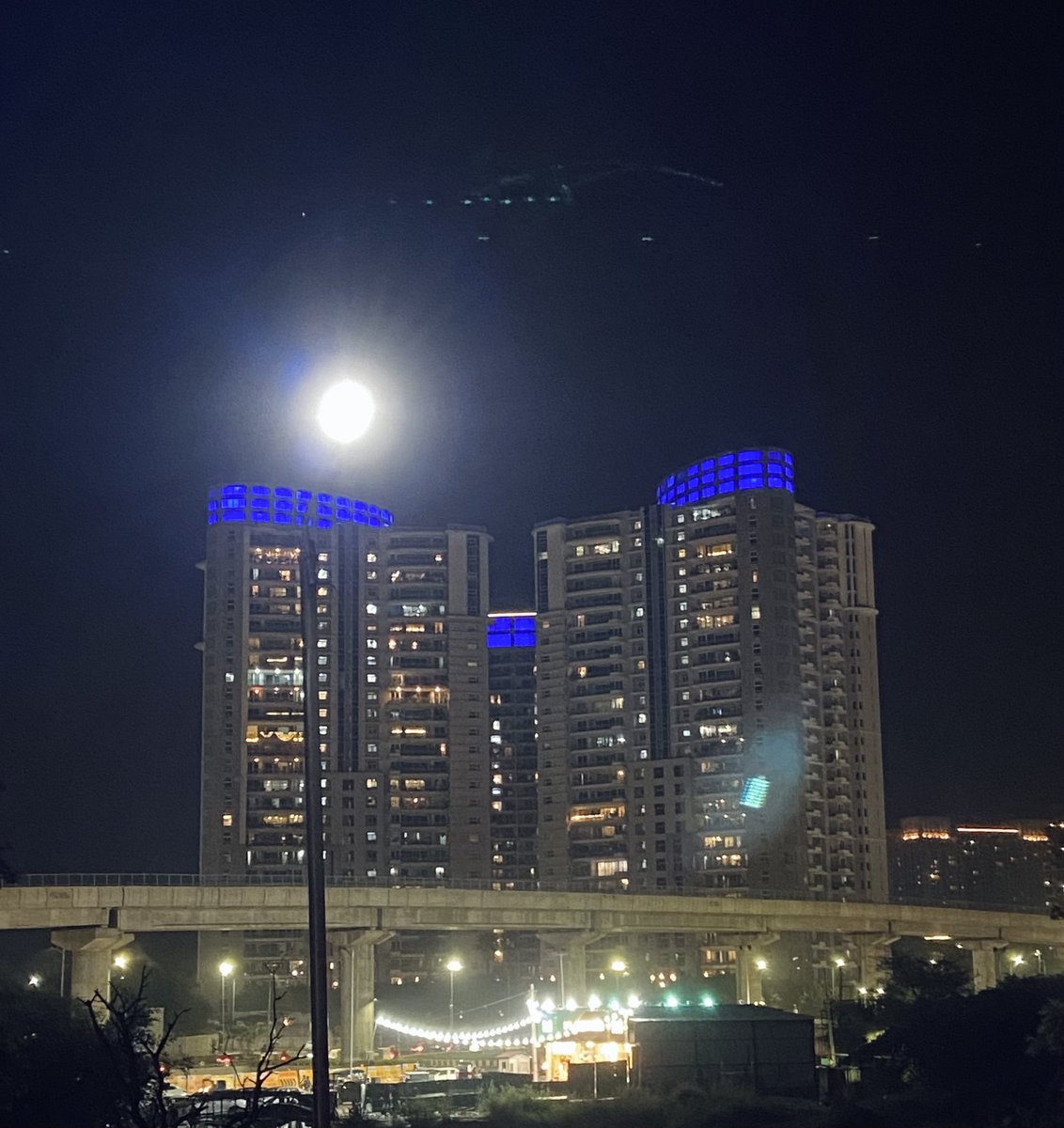 Suman_Chauhan12's tweet photo. Night Lights
.
.
#Skyline #lightandshine #Gurgaon https://t.co/0grB9cU0d9