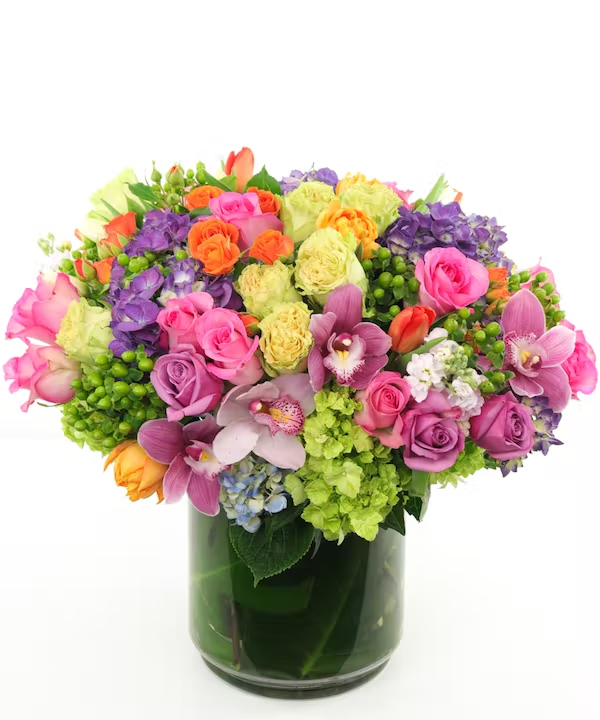 This jaw-dropping arrangement is filled with #hydrangea, multiple long-stem #roses, #gardenroses, #sprayroses, #tulips, and more!

Spring Extravaganza, the perfect gift!

#springflowers #birthdayflowers #anniversaryflowers #sandiegoflorist #flowers #allensflowers