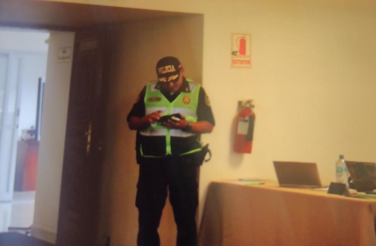 MetalesToxicos's tweet photo. 🔴#ALERTA: En un acto de amedrentamiento e intimidación la policía se presenta sorpresivamente en la Conferencia de prensa de la Plataforma Nacional de Afectados y Afectadas por Metales y Otras Sustancias Químicas del Perú, quienes darán su postura respecto al régimen de Boluarte https://t.co/t9vQURKgPh