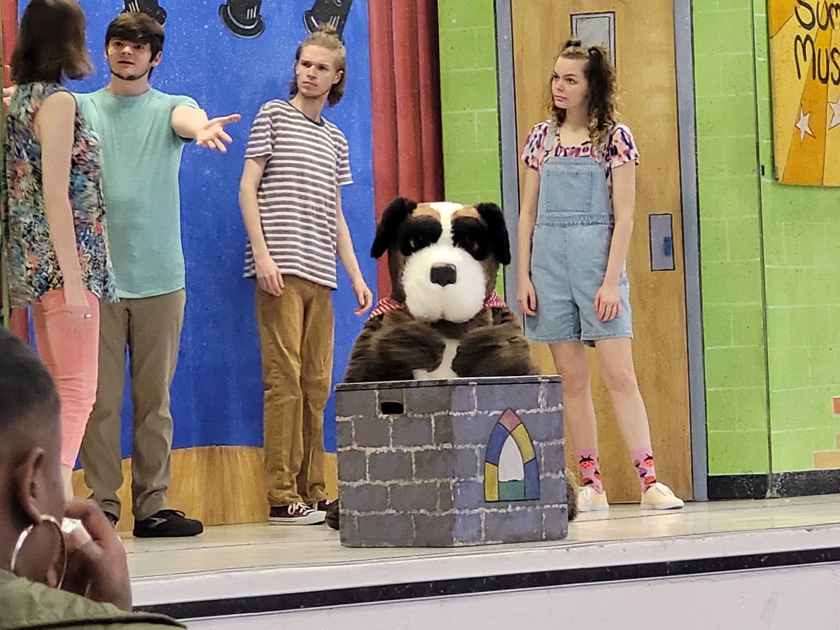 RealMrsAshley's tweet photo. Thank you, @vareptheatre for an amazing presentation of #Hugsandkisses at THE Marvelous Miles J. Jones Elementary today! We enjoyed this very talented troupe and their important message! @RPS_Schools @rps_libraries @JasonKamras #MJJMAGIC https://t.co/oNqEXK0GI0
