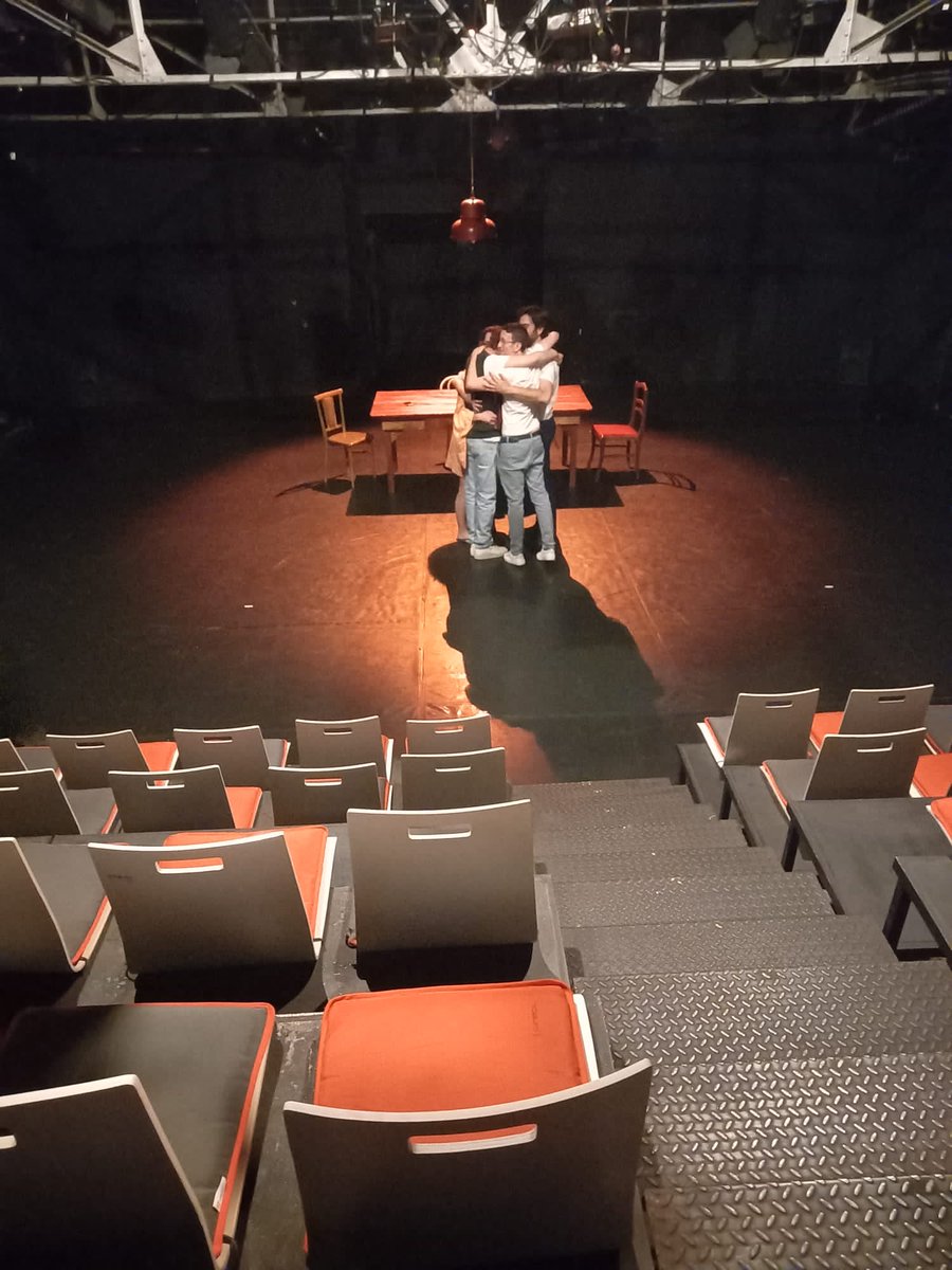 Qué difícil es hacer teatro en este país. Cuántas horas invertidas por amor al arte y cuántos sinsabores.  A veces desearía que no fuera tan bonito, para dejarlo. Pero es de tontos renunciar a compartir y a amar tanto como se hace en un escenario. Lo sé.