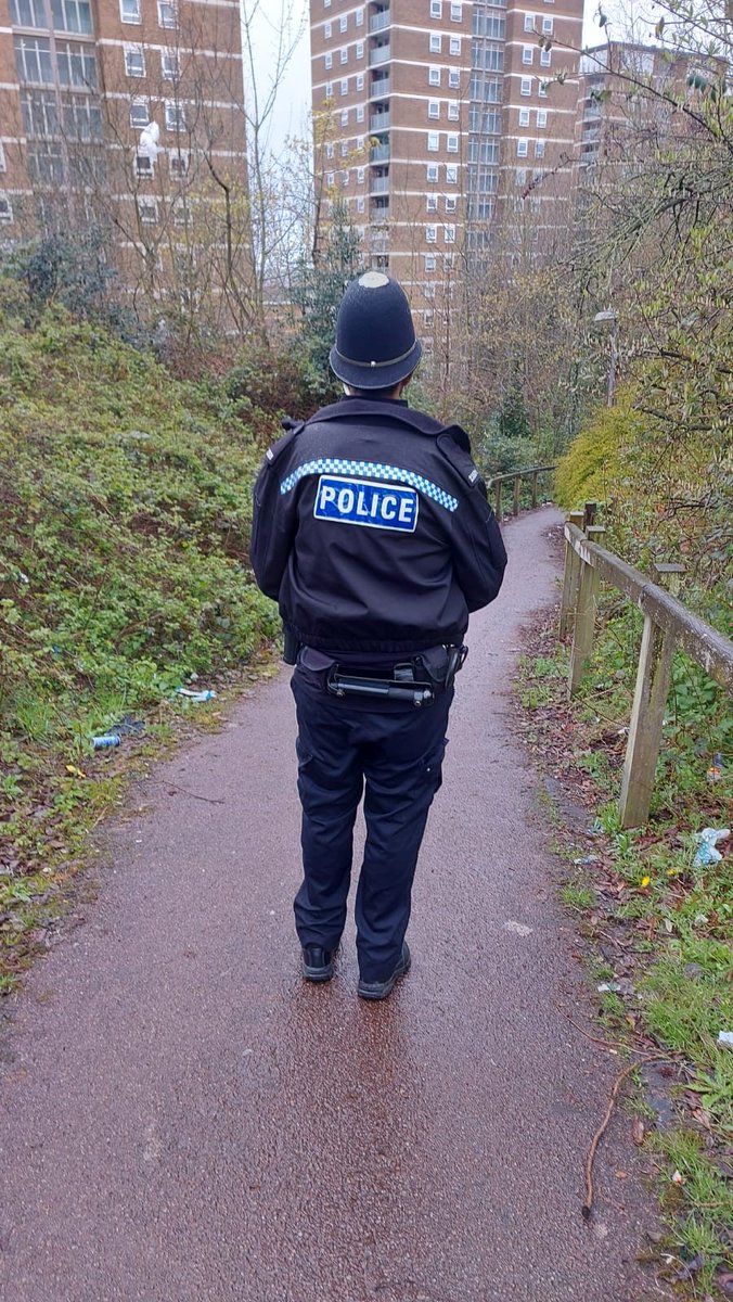 Officers from Brierley Hill & Merry Hill have today conducted High Visibility patrols around key @GuardianWMP  locations to prevent youth violence and supporting our communities and businesses.