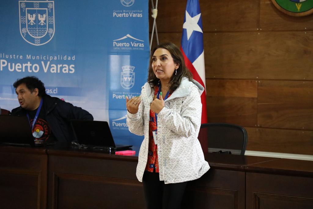 SSDelReloncavi's tweet photo. En reunión con representantes de la comunidad, directora del Servicio de Salud Del Reloncaví, Bárbara Del Pino, informa sobre el Hospital Puerto Varas. https://t.co/4a21nCvH2P