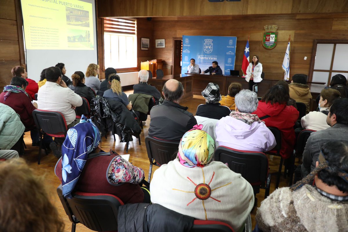 SSDelReloncavi's tweet photo. En reunión con representantes de la comunidad, directora del Servicio de Salud Del Reloncaví, Bárbara Del Pino, informa sobre el Hospital Puerto Varas. https://t.co/4a21nCvH2P