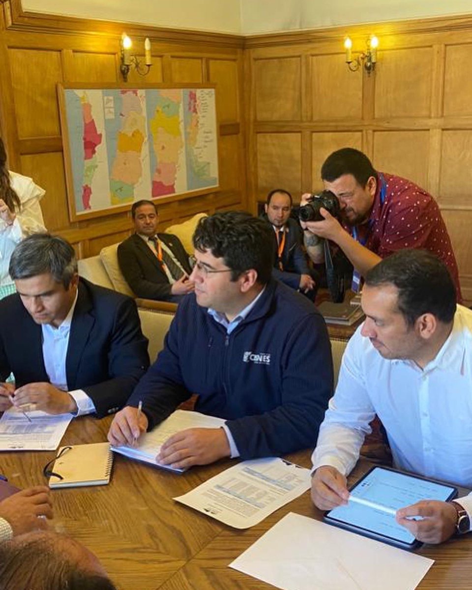 Alcalde <a href="/CarlosGaticaV/">Carlos Gatica Villegas</a> en reunión con el subsecretario de Desarrollo Regional y Administrativo, <a href="/nico_cataldo/">Nicolás Cataldo 🌳🧔🏻‍♂️</a>, junto a los alcaldes de Chile Chico, Río Ibáñez, Cisnes y Aysén, representando a la <a href="/aremuaysen/">Asociación Regional de Municipalidades de Aysén</a>, para analizar las necesidades de financiamiento de proyectos.