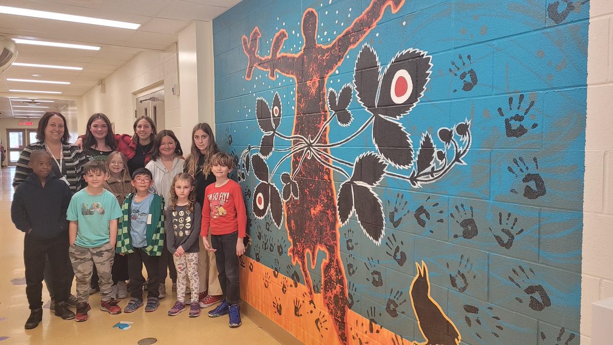 MmeSkowronnek's tweet photo. L’école élémentaire catholique Sainte-Marguerite-Bourgeoys, Brantford a accueilli le talentueux Michael Barber pour la création d’une murale exceptionnelle! Niá:wen, Michael ! @genuinefolker 
Chapeau à Mme Josée Racette pour cette merveilleuse initiative à SMBB! https://t.co/PHjPKMJWcw
