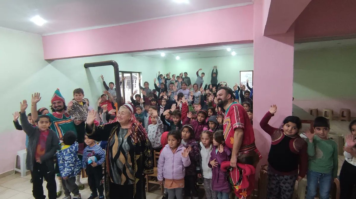 "Sanatsız kalan bir milletin hayat damarlarından biri kopmuş olur." düşüncesi ile okulumuza Hacivat- Karagöz tiyatrosunu davet ettik. Sonra ne mi oldu? Okulumuz gülen çocuk sesleri ile çınladı. 🎭👏🥳 <a href="/Tanersen48/">Taner Şen</a> <a href="/DlmMem/">Dalaman İlçe Milli Eğitim Müdürlüğü</a> <a href="/emrecay55/">Emre ÇAY</a> <a href="/mugla_mem/">Muğla İl Millî Eğitim Müdürlüğü</a> <a href="/tcmeb/">Millî Eğitim Bakanlığı</a>