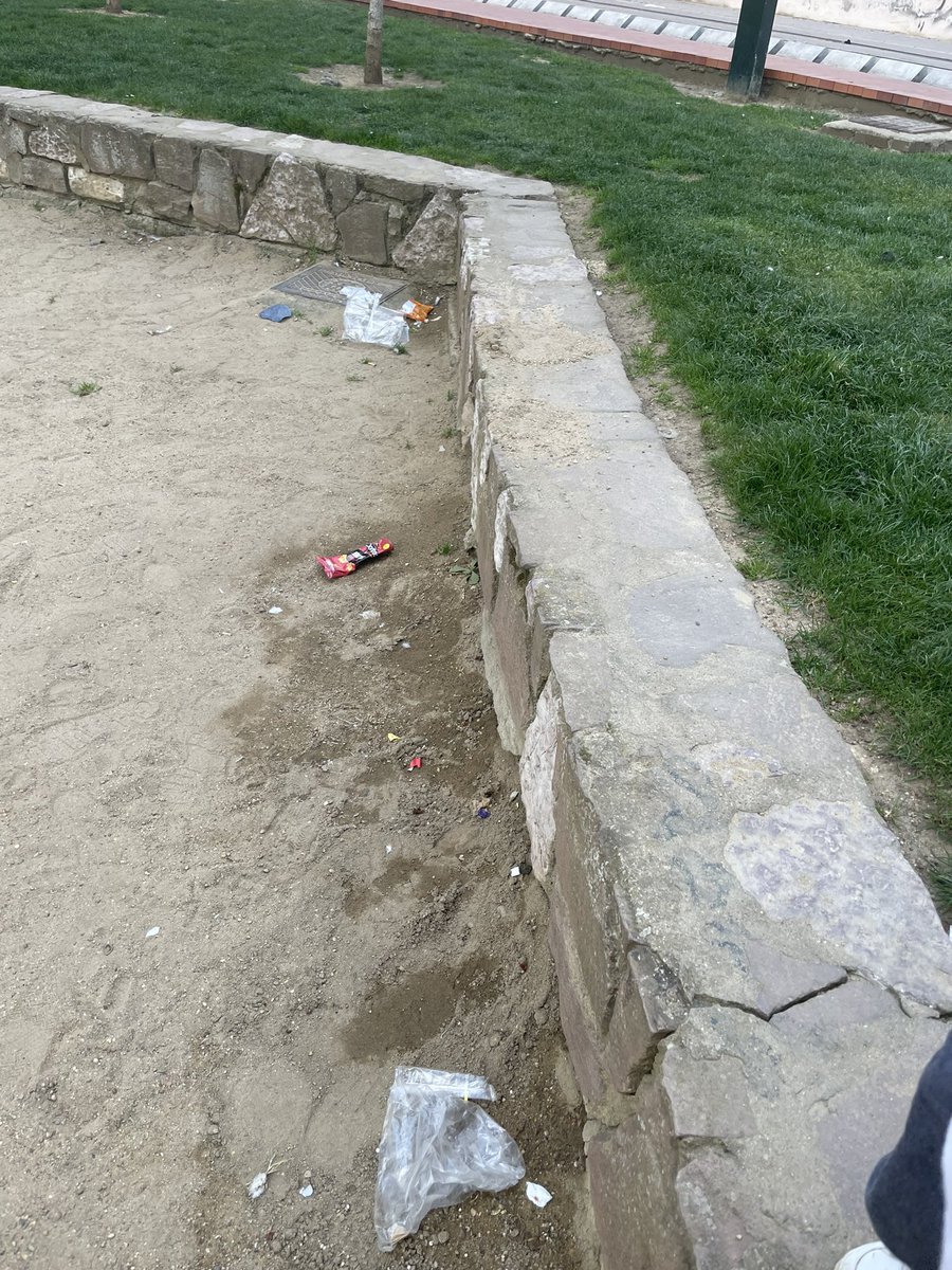 beajustel's tweet photo. Parque de San Mamés @Leonciudad 👌🏻👌🏻para que los niños se entretengan jugando con mierda https://t.co/T89s2i5zmZ