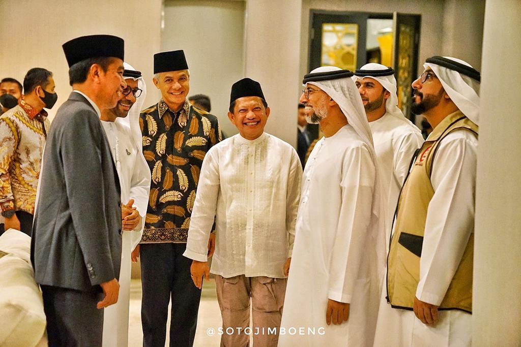 chacca05's tweet photo. Presiden @jokowi bersama Gubernur Jateng @ganjarpranowo melaksanakan salat tarawih berjemaah di Masjid Raya Sheikh Zayed, Kota Surakarta, Prov Jateng pd Senin malam, 10 April 2023. Setelah tiba di masjid sekitar pukul 18.50 WIB, Presiden Jokowi langsung menuju saf paling depan https://t.co/I3KlJeLwXz