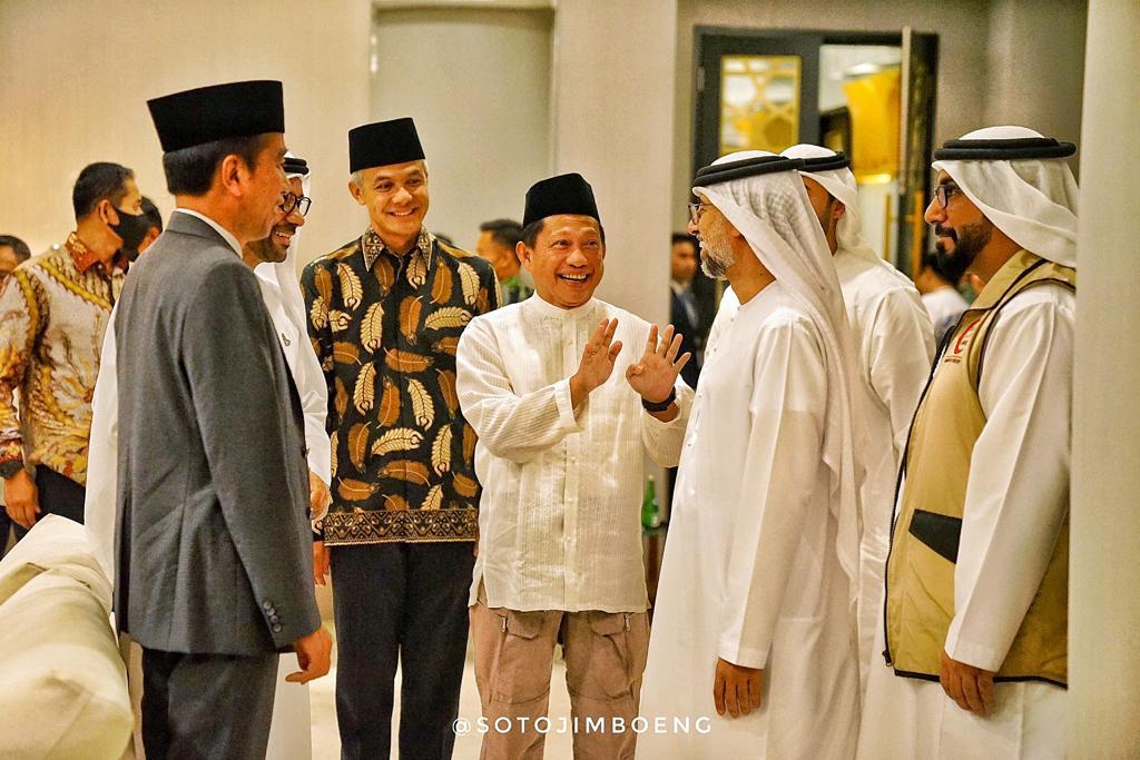 chacca05's tweet photo. Presiden @jokowi bersama Gubernur Jateng @ganjarpranowo melaksanakan salat tarawih berjemaah di Masjid Raya Sheikh Zayed, Kota Surakarta, Prov Jateng pd Senin malam, 10 April 2023. Setelah tiba di masjid sekitar pukul 18.50 WIB, Presiden Jokowi langsung menuju saf paling depan https://t.co/I3KlJeLwXz