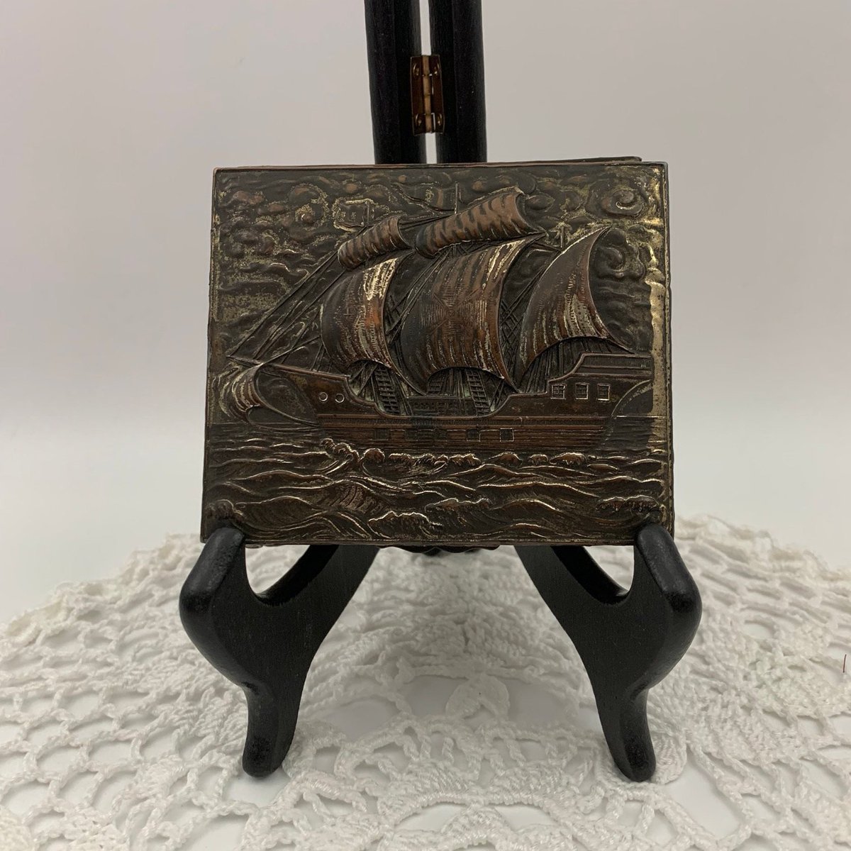 LilyDogAntiques's tweet photo. Excited to share this item from my #etsy shop: Vintage Brass Cigarette Box Ship Design with Wood Liner, Vintage Stash Box, Trinket Box Nautical Decor, Gift for Him #trinketbox #stashbox #giftforhim #keepsakebox #cigarettebox #nauticaldecor #decorativebox https://t.co/MVq2Nz2g3F https://t.co/9QfDqIus2W