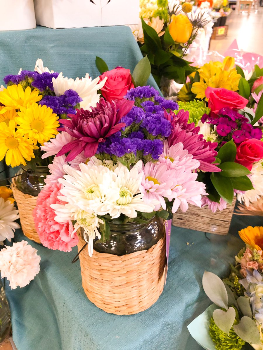 mamanda_rose's tweet photo. I can’t walk by flowers in the grocery store and not be tempted to pick up a bouquet. Grateful for spring flowers blooming #apr325 https://t.co/byd88Sfi5c