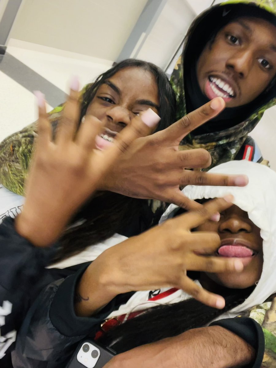 thaarealbaarbie's tweet photo. im wit da gang im wit da mob what was you thinkin ๐ฅต๐ค๐พ #cousins #eastsidebestside https://t.co/8cYIgtVt1V