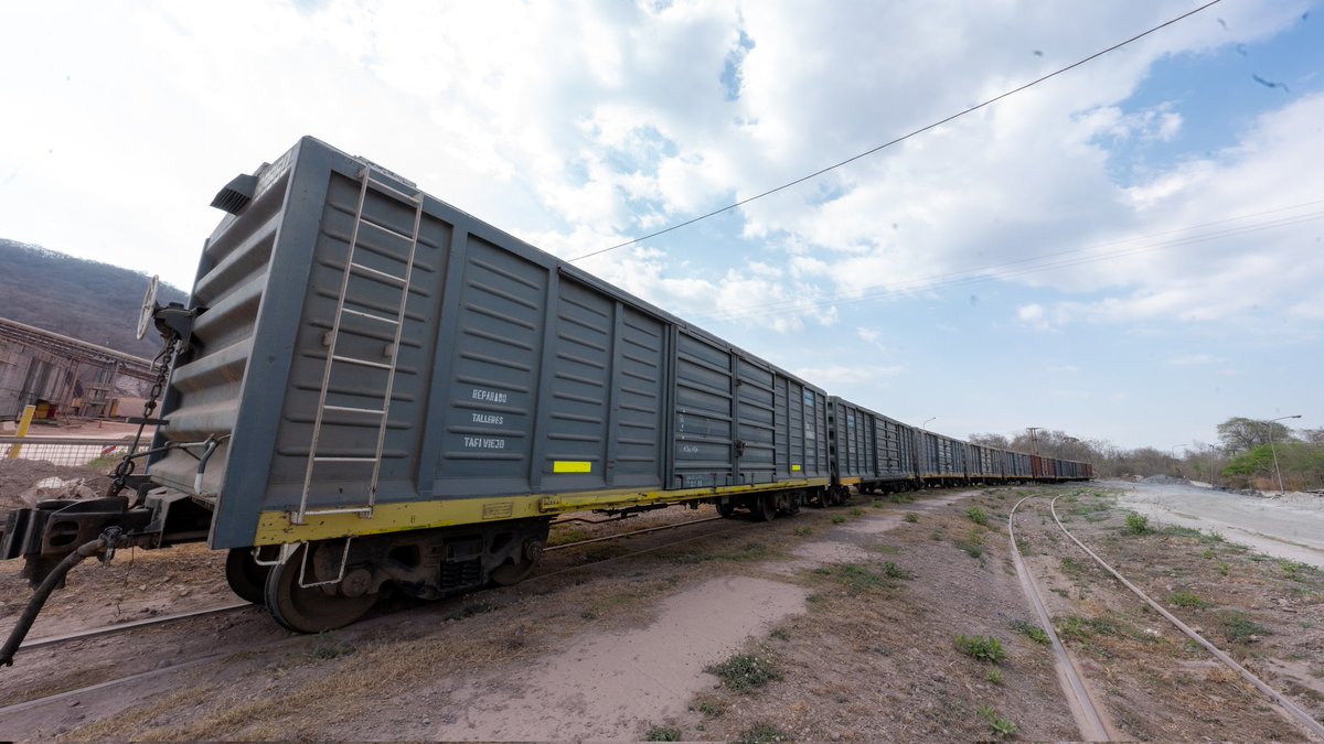 TACargas's tweet image. 🚂POR FERROCARRIL A TU MESA 

📈 En el 1° trimestre del año aumentamos el transporte de productos de consumo un 225% comparado con el mismo período de 2019.

✅ Se destacó el despacho de agua envasada desde #Mendoza y el de azúcar desde #Jujuy y #Tucumán. 

#SeguimosCreciendo