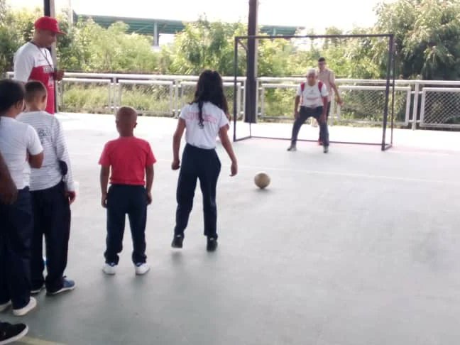 somosimderi's tweet photo. #11Abr El equipo de @imderiribarren,se trasladó hasta la U.E.E Barquisimeto, ubicada en la comunidad San Francisco,. Parroquia Guerrera Ana Soto, juntos a los estudiantes del Taller Elida de Garrido, nuestro grupo de #recreadores realizaron diversas actividades.

#Deporte https://t.co/p44IKosawB