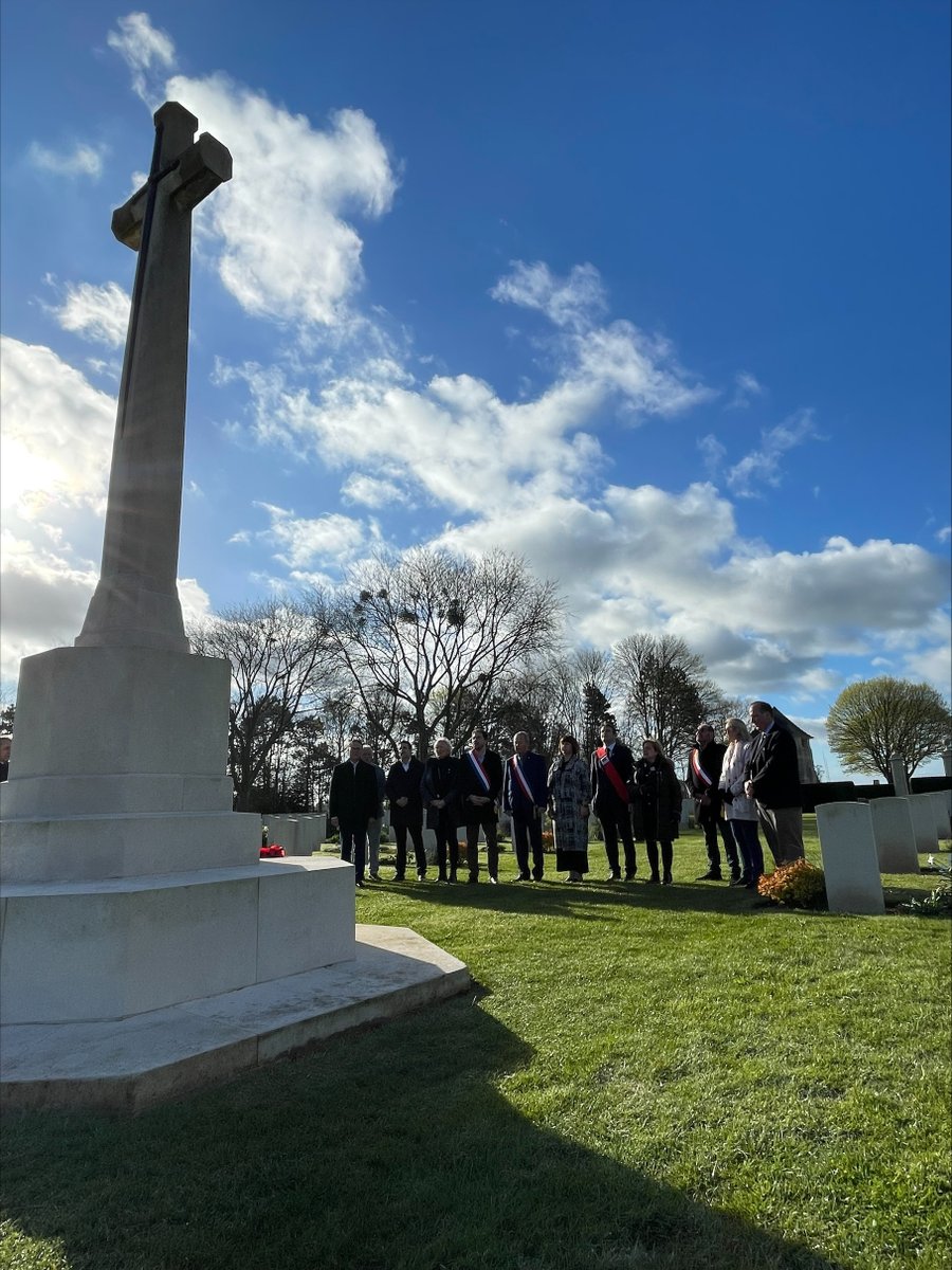 ParlDiplomacy's tweet photo. #CAFR travelled to the @CaenMemorial, the Bény-sur-Mer Reviers military cemetery in which Canadian soldiers of the Normandy landings are interred, and the Juno Beach Centre to pay tribute to the Canadians who died during the war and to liberate France 🇨🇦🇫🇷 https://t.co/C6LRwWthu8