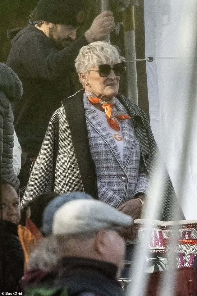 RT @badpostclose: Glenn Close on the set of Back in Action

The Netflix movie stars Cameron Diaz and Jamie Foxx https://t.co/1ABwLyMiz9