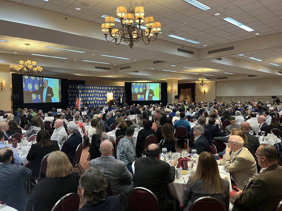 atbrady's tweet photo. “The world has changed, but our style of leadership has not,” @StephenMRCovey tells a crowd of 500+ @RochesterRotary members and guests in #ROC.

“Companies must focus on winning in the workplace before they hope to win in the marketplace. It’s inside-out.” https://t.co/Gw68zJEpeG