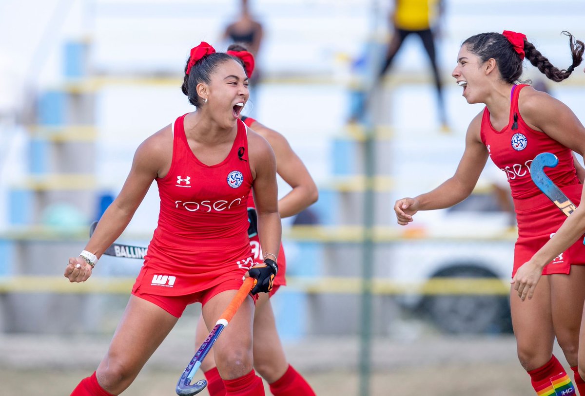 INDChileOficial's tweet photo. ¡Tremendo inicio 🙌! Las #Diablitas 🇨🇱 debutaron en el Panamericano de Hockey Césped 🏑 que se realiza en Barbados 🇧🇧 goleando al local por 20 a 0. Su próximo rival en este torneo será Canadá 🇨🇦, el jueves. 
📌Otra delegación apoyada por el @INDChileOficial 🤝
📷 @PanAmHockey https://t.co/c53xFtQ9XA
