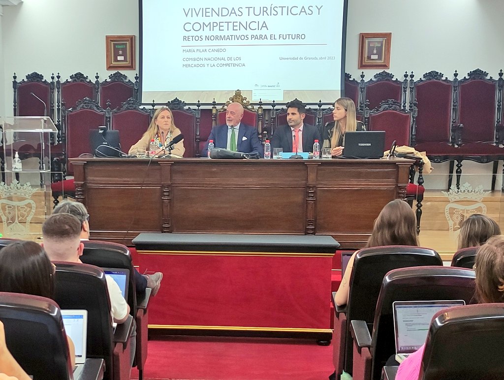 IcagrTwit's tweet photo. Aforo completo en el ICAGR en la primera sesión del Foro sobre los retos de la #EconomíaColaborativa para analizar las implicaciones jurídicas de este fenómeno en materia de #competencia de la mano de los profesores María Pilar Canedo y Eugenio Olmedo. https://t.co/5z2LaRGv7Y