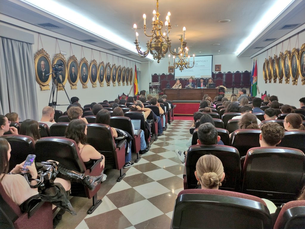 IcagrTwit's tweet photo. Aforo completo en el ICAGR en la primera sesión del Foro sobre los retos de la #EconomíaColaborativa para analizar las implicaciones jurídicas de este fenómeno en materia de #competencia de la mano de los profesores María Pilar Canedo y Eugenio Olmedo. https://t.co/5z2LaRGv7Y