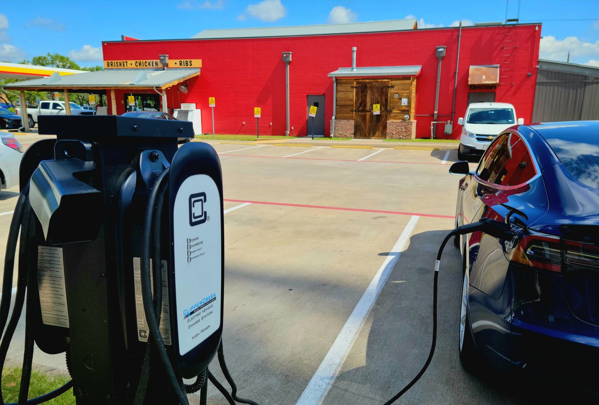 RoschetzkyP's tweet photo. Thanks @rudysbbq off 620! They fixed and replaced their 4, FREE charging stations! The greatest place to get a free charge for lunch. @elonmusk you gotta come eat here! I'll pay 😉#Teslafun #BBQ #Freecharge https://t.co/O9OFb8r8Me