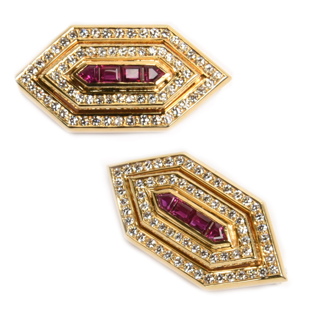 bonnergoldanka1's tweet image. Luxuriös in 750 Gelbgold gestaltet, wurde das Kleinod üppig mit Diamanten und Rubinen im ausdrucksvollen Baguetteschliff bestückt.

Eine grandiose Augenweide!

bonner-goldankauf.com/angebote/Moder…

#Luxuriös #Brosche #Rubine #Gelbgold #ElkeVelten #Goldankauf #Bonn