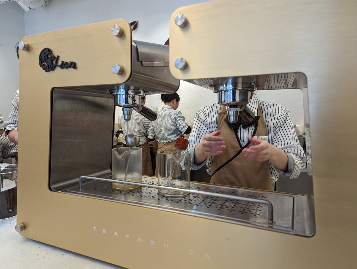 BellevueDotCom's tweet image. Bellevue has a new tea shop in town 
🫖 bvue.co/chichatea
 
ChiCha San Chen, a popular Taiwanese tea brand known for its unique brewing techniques and high-quality bubble teas, has opened its doors in downtown.
 
#bvue #bellevuewa #chichasanchen #tea