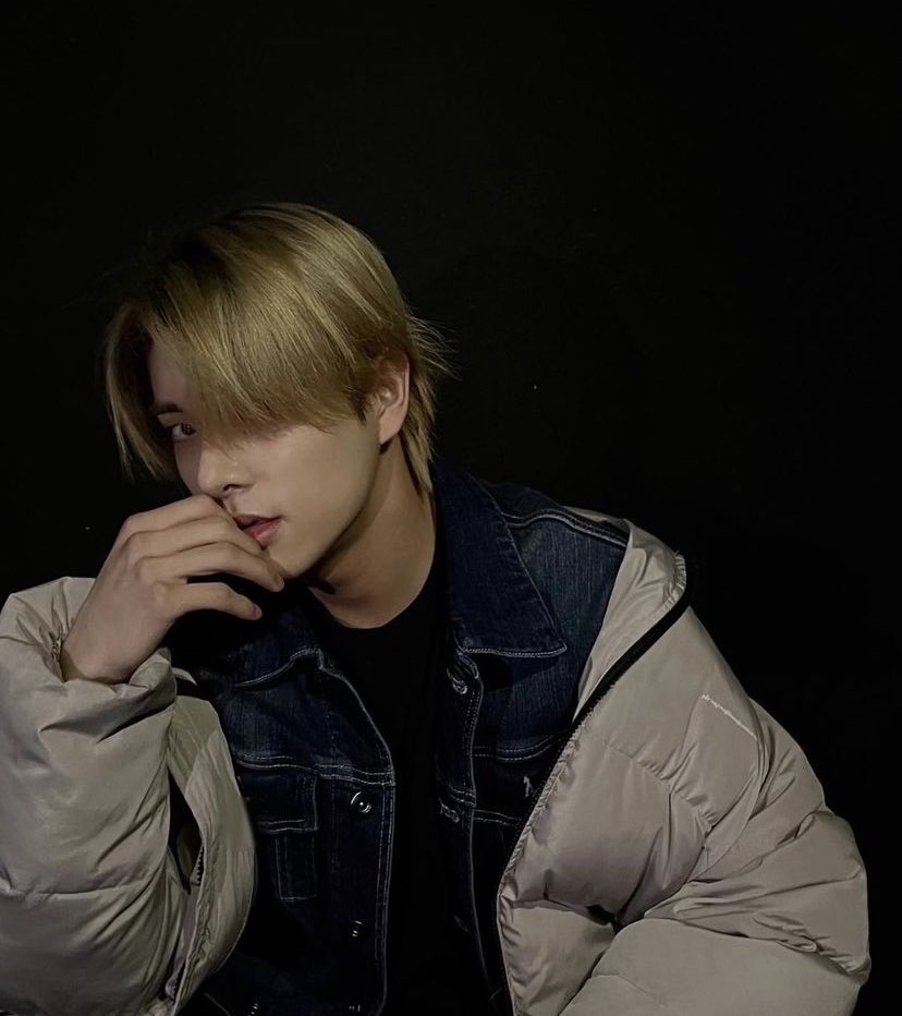 "But No One's Supposed To, They Just Want To"

🔞 A #Heejake fic thread wherein Heeseung's favorite camboy shows up in his lecture hall 🔞