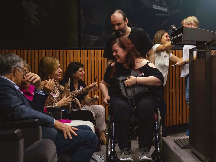 A pesar de que su enfermedad avanza rápidamente, pacientes como Emma siguen esperando a recibir tratamiento como cuentan en el imprescindible artículo de <a href="/LaVanguardia/">La Vanguardia</a>. No es un caso aislado. ¿Qué está sucediendo? 👇🏻Abrimos hilo👇🏻 #FuturoDignoAME  shorturl.at/gmuS6