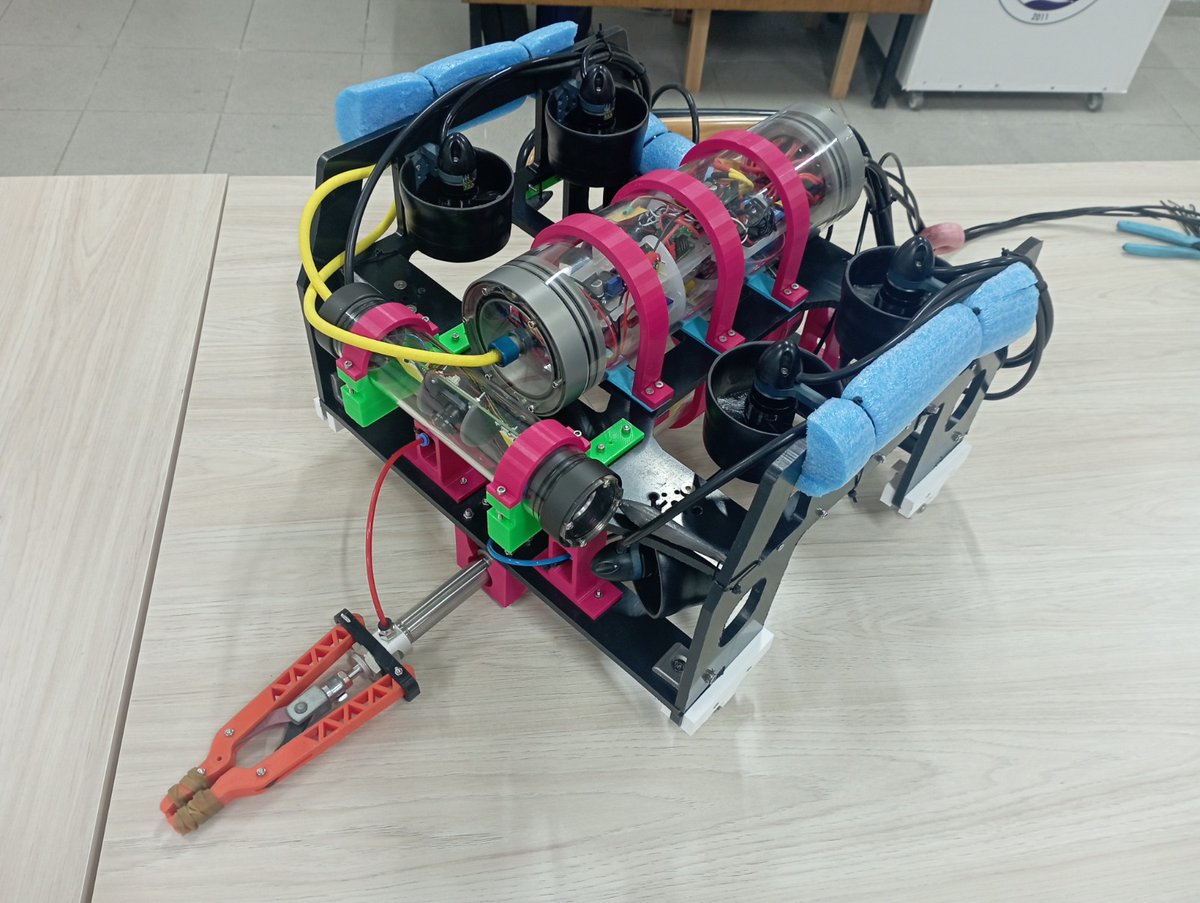 TEKNOFEST DE Türkiye Birinciliği, Türkiye Üçüncülüğü başarıları olan dört kez üst üste finallerde yarışan okulumuz, bu yılda başarısını sürdürerek  TEKNOFEST 2023 İnsansız Su Altı Sistemleri Yarışmasında finallerde yarışmaya hak kazandı. 
<a href="/prof_mahmutozer/">Mahmut Özer</a> <a href="/nznsener/">Nazan ŞENER</a> <a href="/Selcuk/">Selçuk Bayraktar</a>