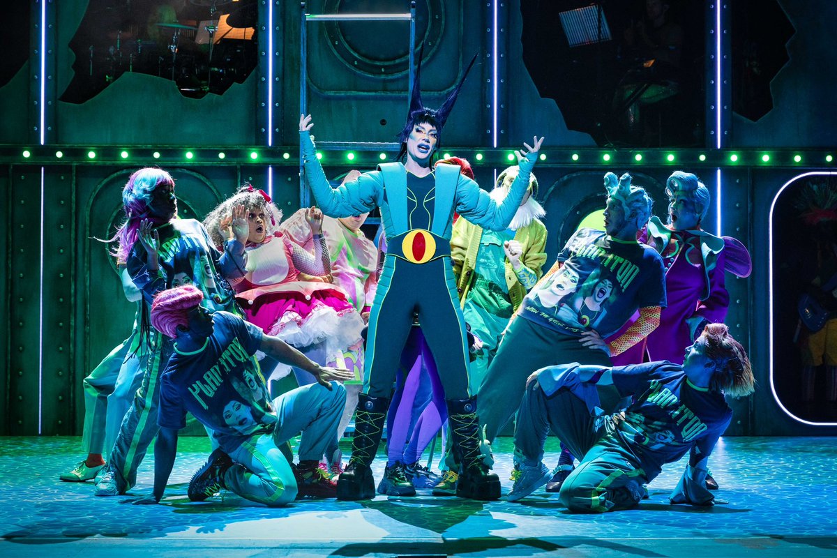 SpongebobStage's tweet photo. Someone order a plate of production shots with a side of fabulousness? 

ORDER UP! 🦀📸

#SpongeBobUKTour 

Credit: Mark Senior https://t.co/XyeWexqCGU