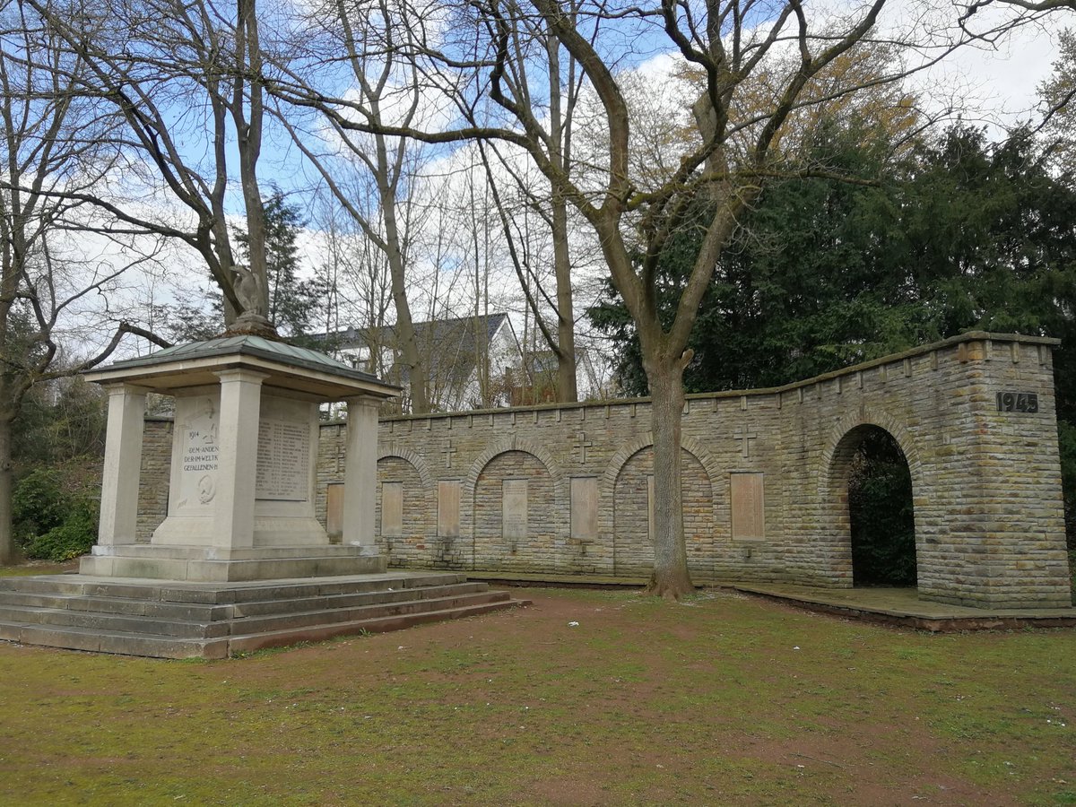 AMenden's tweet photo. Kennt ihr schon dieses widerliche Nazi Denkmal in #Menden #Lendringsen? Ein riesen Teil welches nicht der zivilen Opfer gedenkt sondern einzig der deutschen Soldaten und Kriegsverbrecher beider Weltkriege. #nonazismk #keineopfersonderntäter #sauerland #keinvergeben #keinvergessen https://t.co/7SUorG1vVl