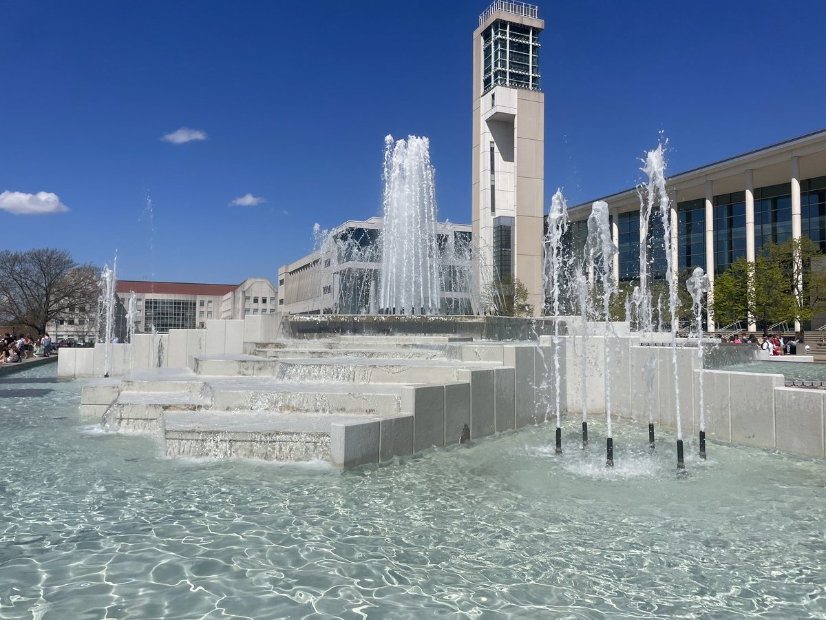 a3kuzzy's tweet photo. My very first fountain day! So excited that the best part of campus is finally back!! @MissouriState #fountainday23 #spring309 https://t.co/te15JI2D1f
