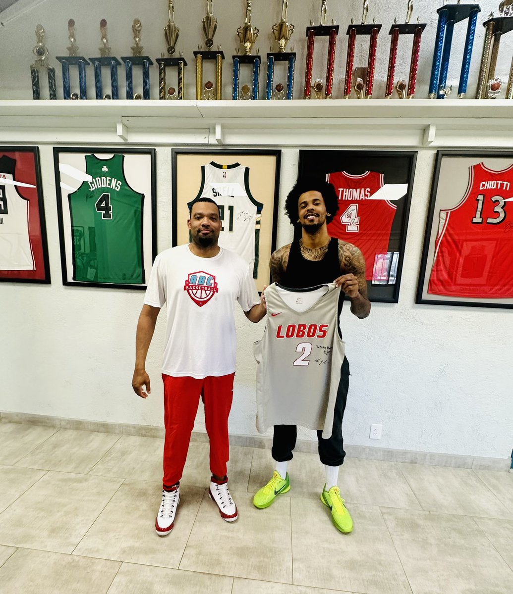 coach_bmase's tweet photo. Shoutout to @vjsocold #VegasVance coming to @AbqBballClub @AlbuquerquePrep #ABCSpotlight Welcome to the #WallofFame https://t.co/PXO7hdnckb