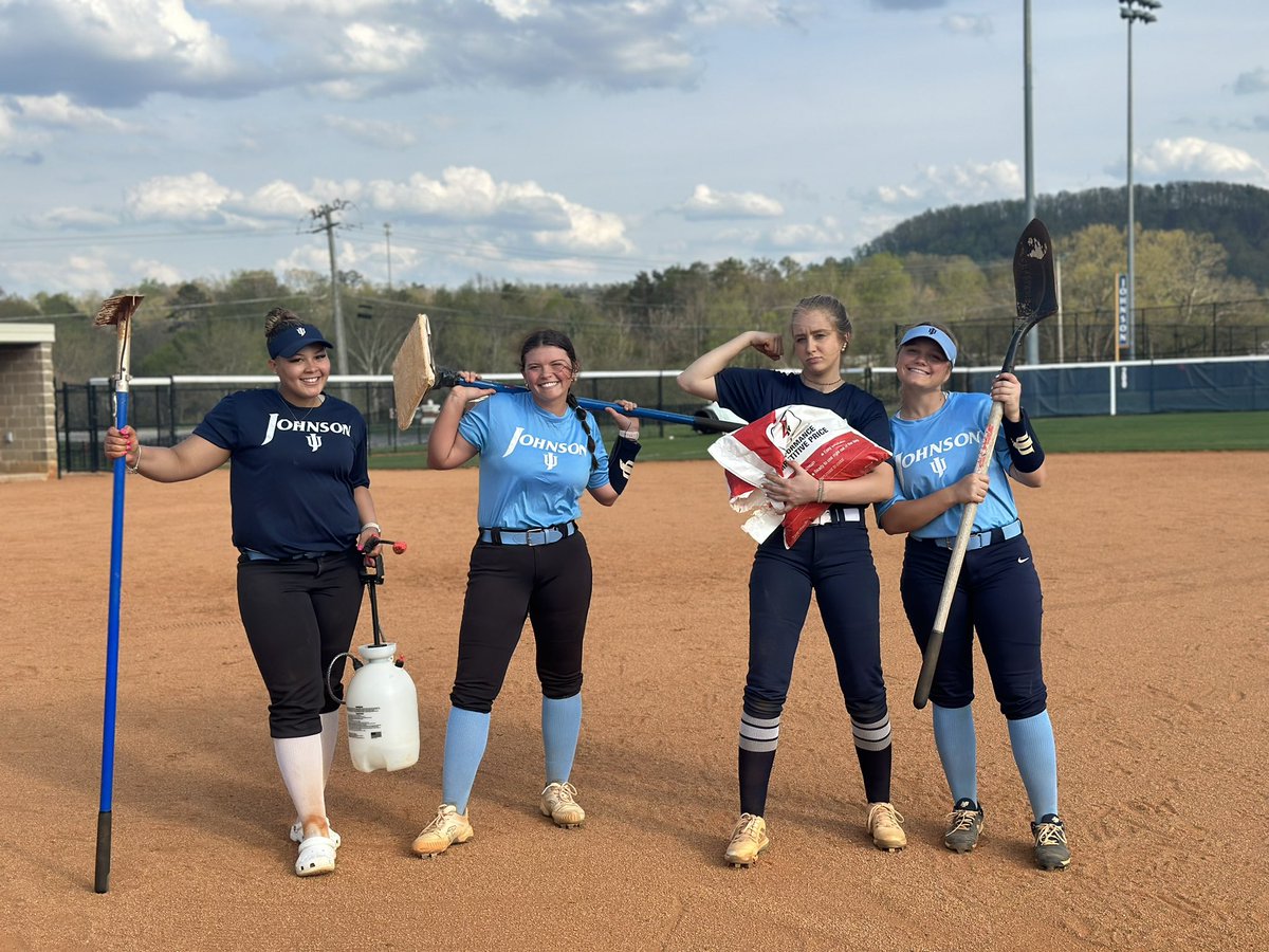 JURoyalsSB's tweet photo. Ladies and Gentlemen….Them! We love our Freshman pitchers https://t.co/IFBCKxCnDh