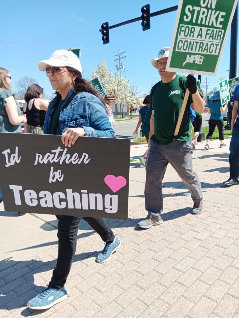 StrikeForEIU's tweet photo. Some pics from the front lines at EIU, Day 4 of fighting for a #FairContractNow! Thank you to everyone for your support! #StrikeForEIU #EIUBeFair https://t.co/OkIDsi7rHB