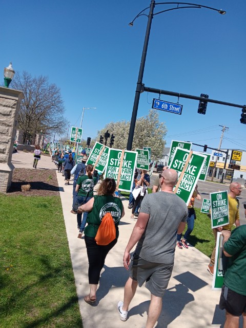 StrikeForEIU's tweet photo. Some pics from the front lines at EIU, Day 4 of fighting for a #FairContractNow! Thank you to everyone for your support! #StrikeForEIU #EIUBeFair https://t.co/OkIDsi7rHB