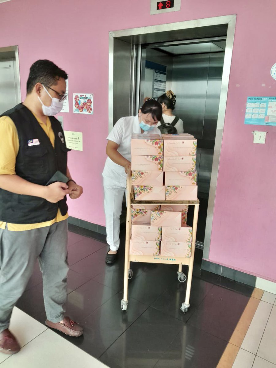 KhuddamMY's tweet photo. Alhamdulillah In the month of Ramadan this time Khuddam Kota Kinabalu Sabah combined with muqami Kota Kinabalu distributed free food supplies, given every weekend. During the 3 weeks of Ramadan, 380 boxes were distributed to the patients Hospital Queen Elizabeth 1 #RamadanKareem https://t.co/GMCpdtRqNM
