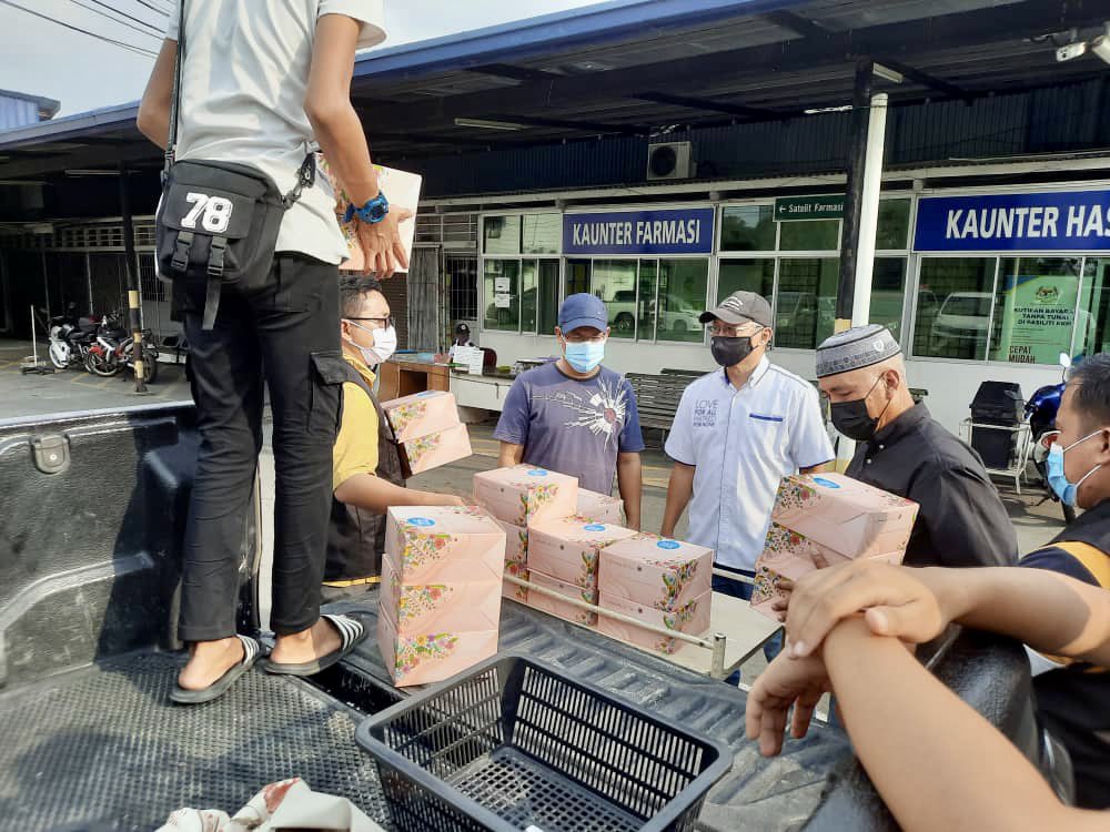 KhuddamMY's tweet photo. Alhamdulillah In the month of Ramadan this time Khuddam Kota Kinabalu Sabah combined with muqami Kota Kinabalu distributed free food supplies, given every weekend. During the 3 weeks of Ramadan, 380 boxes were distributed to the patients Hospital Queen Elizabeth 1 #RamadanKareem https://t.co/GMCpdtRqNM