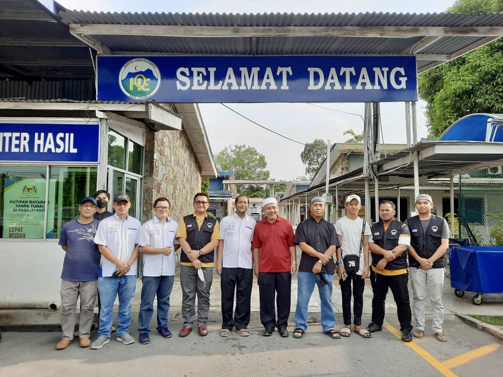 KhuddamMY's tweet photo. Alhamdulillah In the month of Ramadan this time Khuddam Kota Kinabalu Sabah combined with muqami Kota Kinabalu distributed free food supplies, given every weekend. During the 3 weeks of Ramadan, 380 boxes were distributed to the patients Hospital Queen Elizabeth 1 #RamadanKareem https://t.co/GMCpdtRqNM